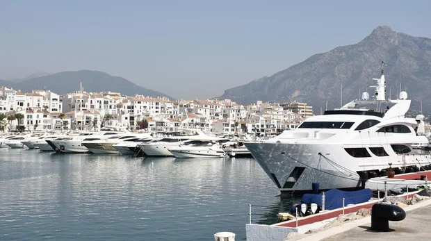 Mijas, Marbella i Puerto Banús: biała wioska, starówka i luksusowa marina w jeden dzień — Puerto Banús — marina jet setu