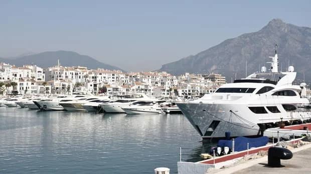 Mijas, Marbella i Puerto Banús: biała wioska, starówka i luksusowa marina w jeden dzień — Puerto Banús — marina jet setu