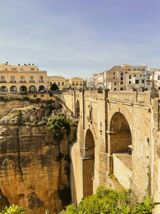 Ronda: miasto nad przepaścią — zwiedzanie z lokalnym przewodnikiem i wstęp na arenę korridy — Puente Nuevo nad wąwozem El Tajo