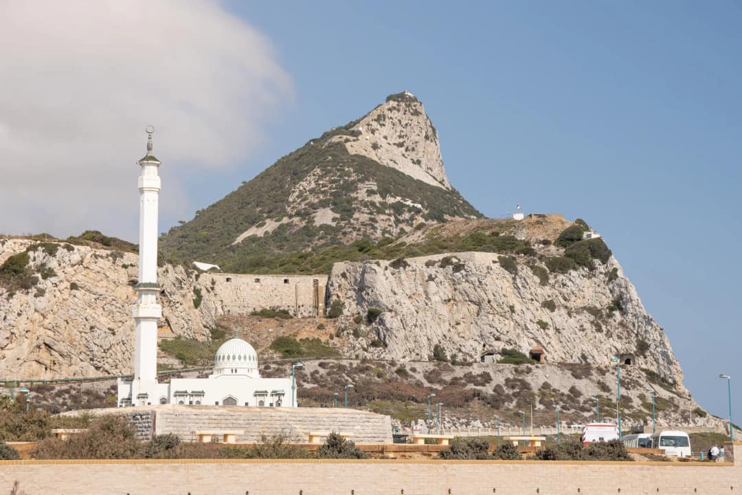 Meczet Ibrahim-al-Ibrahim na Punkcie Europa, w tle Skała Gibraltarska