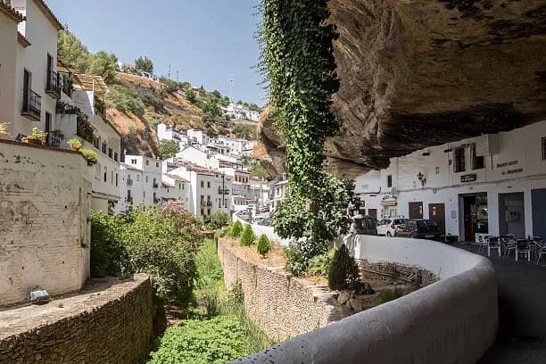 Setenil de las Bodegas: białe domy wspinające się po zboczu wąwozu, bar pod skalnym nawisem i koryto rzeki Trejo