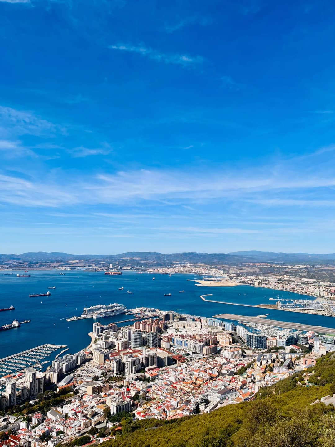 Widok ze szczytu Skały Gibraltarskiej na miasto, pas startowy lotniska, zatokę Algeciras i La Líneę