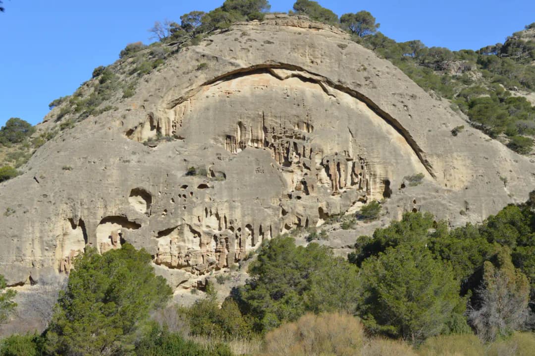 Arco Gótico — formacja skalna typu tafoni na trasie Caminito del Rey