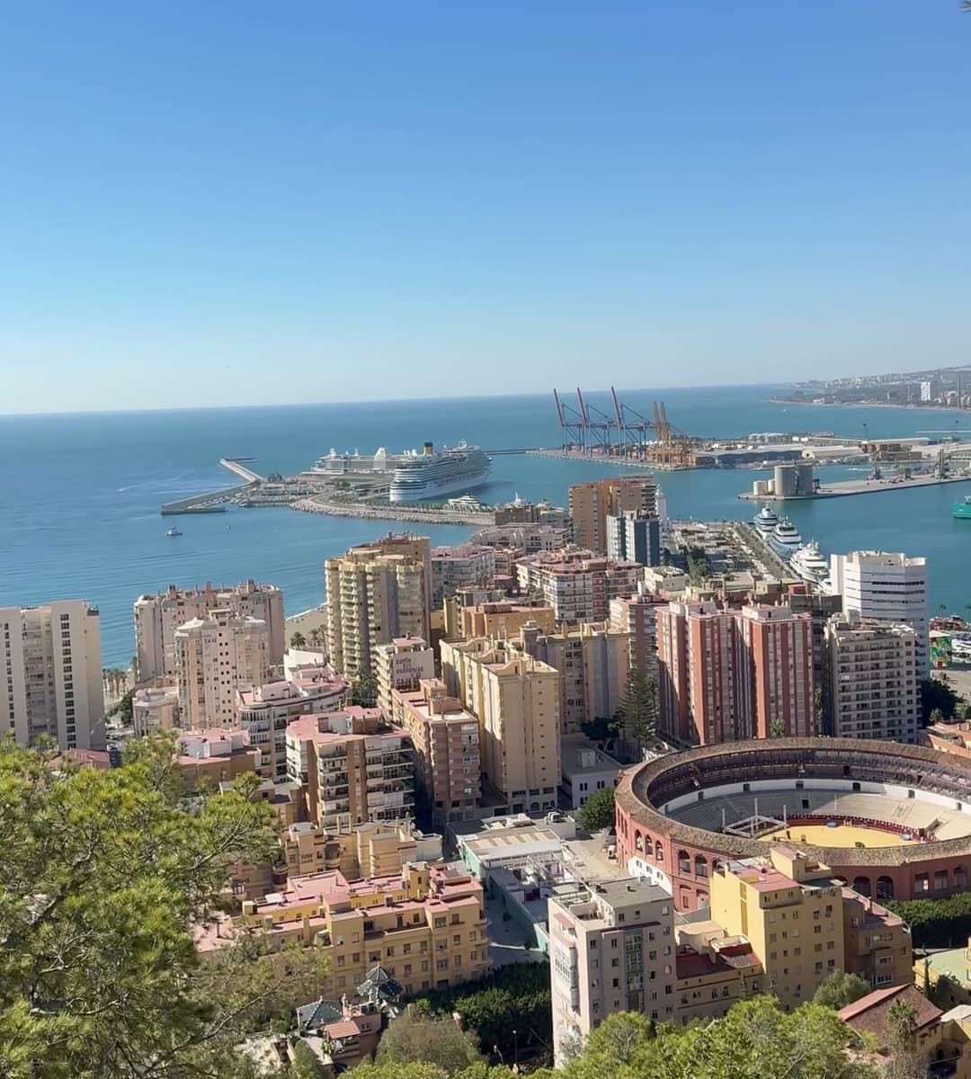 Widok z Gibralfaro na plażę La Malagueta, port w Maladze i plac byków