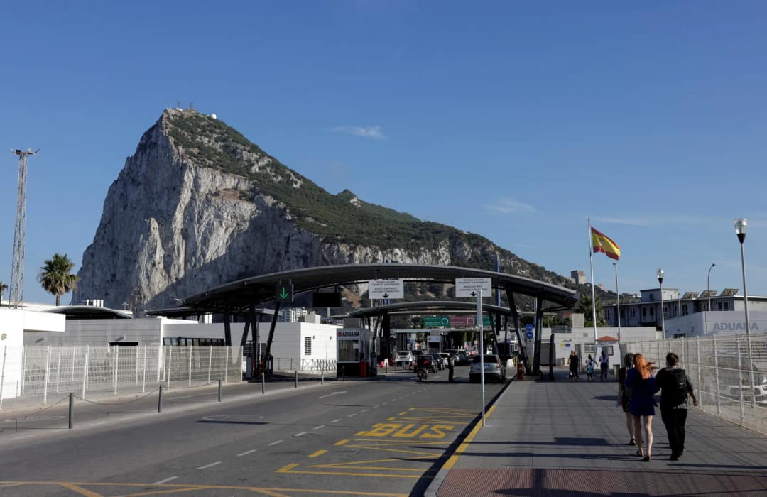 Przejście graniczne w La Línea de la Concepción ze Skałą Gibraltarską w tle