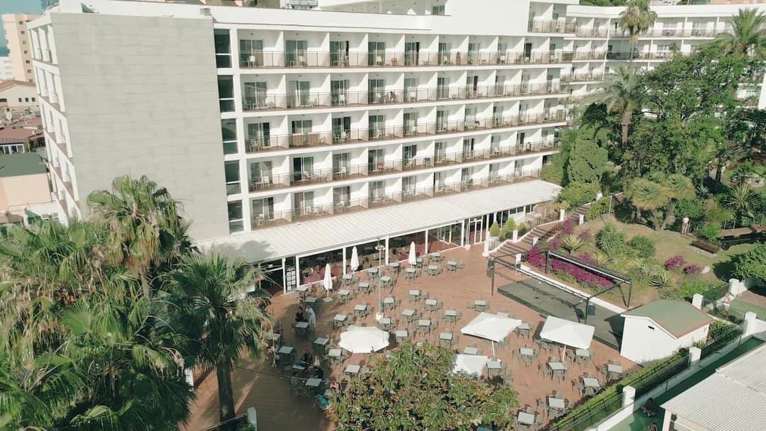 Taras hotelu Siroco w Benalmádenie z lotu ptaka: restauracja na zewnątrz i palmy