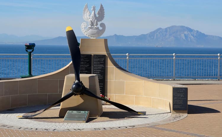 Gibraltar: wjazd minibusem na Skałę, Jaskinia św. Michała i spotkanie z makakami 3