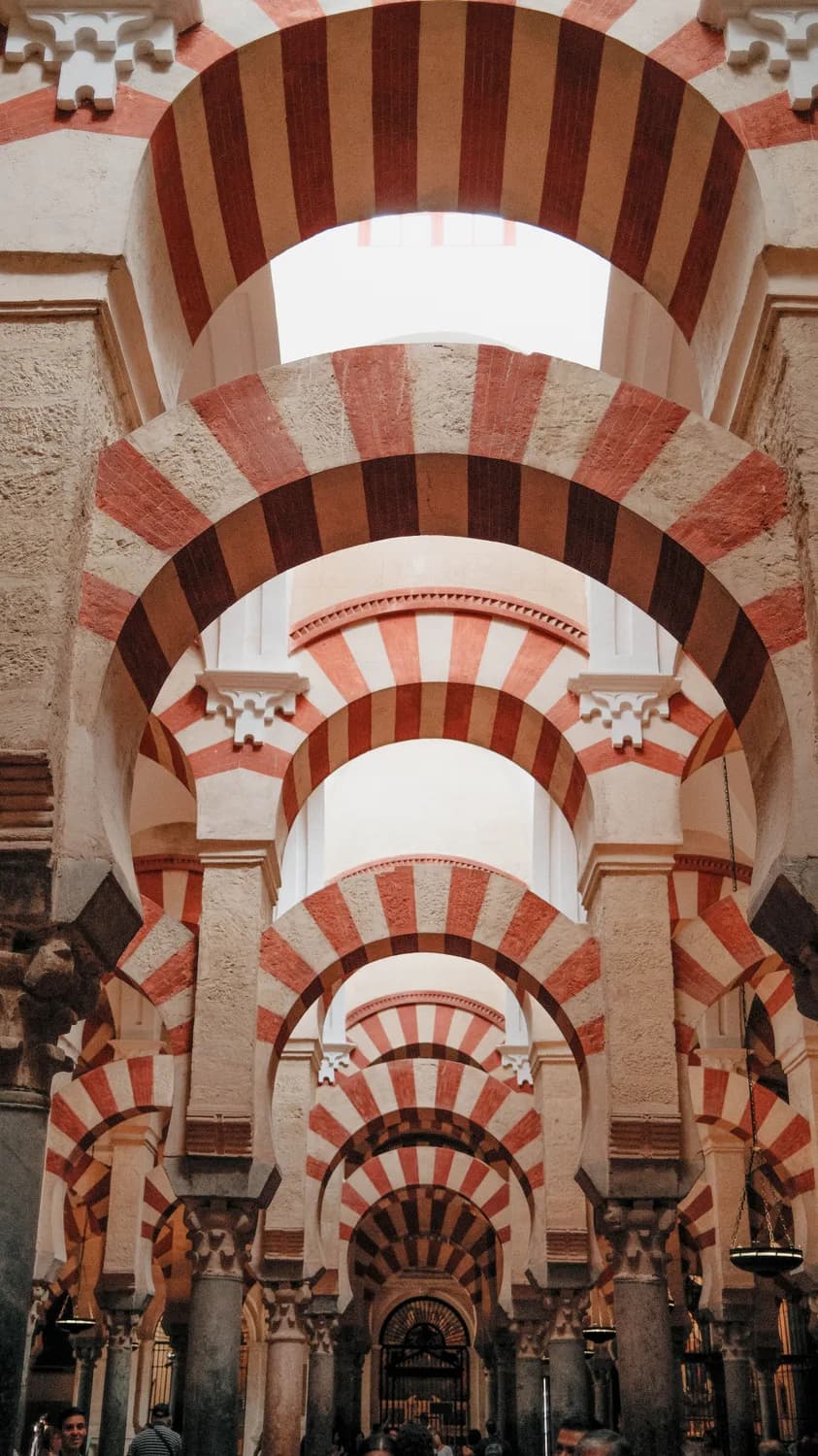 Meczet w Kordobie (Mezquita) — meczet czy katedra, historia, co zobaczyć w środku, bilety, darmowe wejście i pożar z 2025 roku
