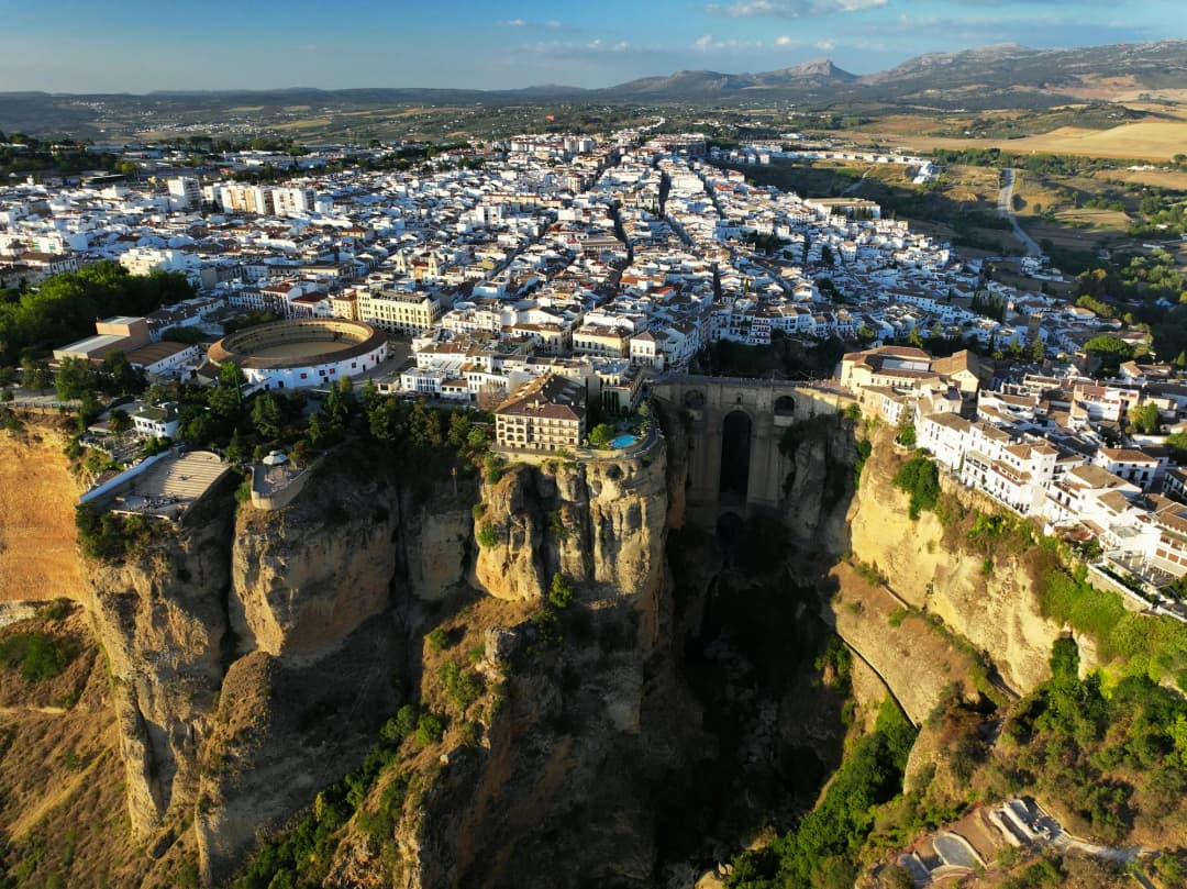 Ronda (Hiszpania) — miasto nad przepaścią: co zobaczyć, Puente Nuevo i wąwóz El Tajo, ile czasu potrzeba, jak dojechać z Malagi i kiedy jechać