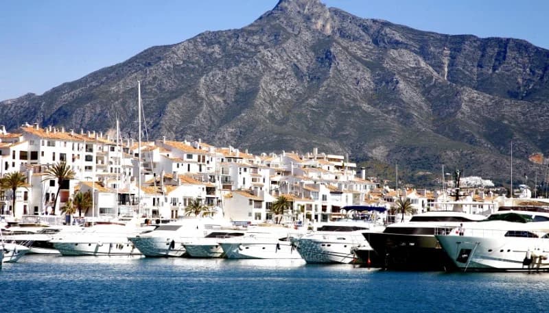 Marbella — co zobaczyć: starówka, Puerto Banús, Złota Mila i plaże; czy jest droga, Malaga czy Marbella i jak zwiedzić ją w jeden dzień