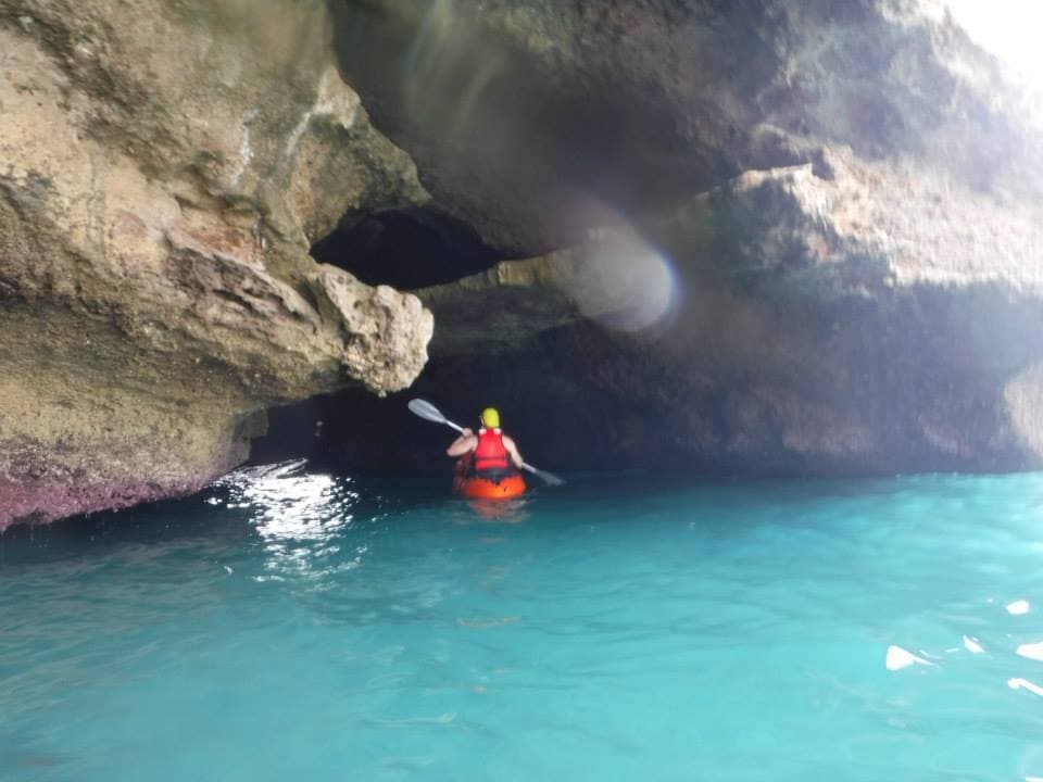 Jaskinia Nerja (Cueva de Nerja) — jak ją odkryto, co zobaczyć w środku, bilety, ile trwa zwiedzanie i jak dojechać z Nerji i Malagi