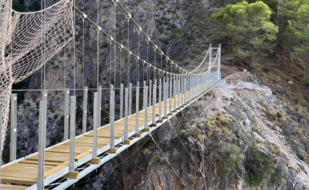 Caminito del Rey z Malagi i Costa del Sol: wędrówka kładkami 100 m nad wąwozem — Most wiszący nad przepaścią
